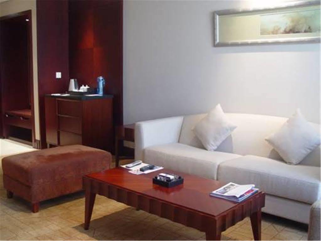 Howard Johnson Plaza Lingang Shanghai Nanhui Exterior photo